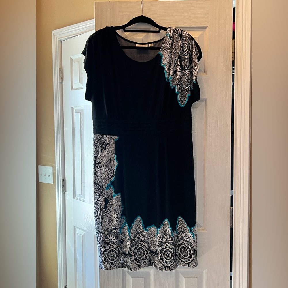 Black/white dress with a teal pop of color.